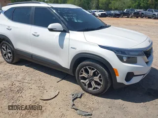 2023 Kia Seltos EX z VIN KNDERCAA4P7409608, wystawiony jako IAAI lot #42038574 z przebiegiem 33 702 mil mil oraz . Historia ofert i sprzedaży dostępna na DreamBid. Obrazek 1.