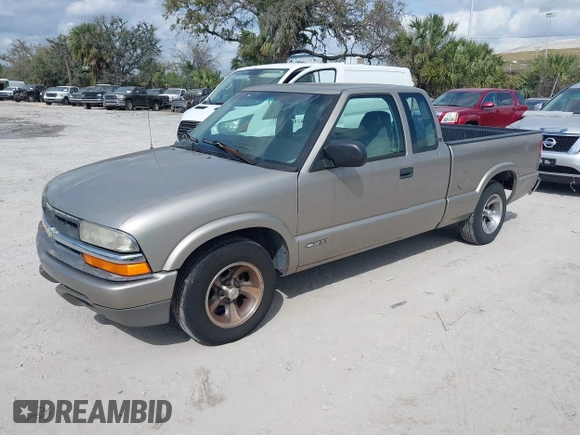 2000 Chevrolet S-10 LS with VIN 1GCCS1942YK156897, listed as a IAAI auction lot 41709047 with 131,331 mi miles. Bid and sale history available at carsss.com. Image 2.