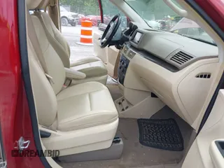 2010 Volkswagen Routan SE z VIN 2V4RW3D14AR186648, wystawiony jako IAAI lot #42222099 z przebiegiem 199 944 mil mil oraz . Historia ofert i sprzedaży dostępna na DreamBid. Obrazek 5.