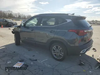 2022 Kia Seltos S z VIN KNDEU2AA5N7260776, wystawiony jako Copart lot #50257145 z przebiegiem 36 131 mil mil oraz Szkody całkowita. Historia ofert i sprzedaży dostępna na DreamBid. Obrazek 2.