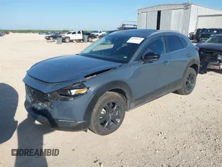 2025 Mazda CX-30 S Carbon Edition z VIN 3MVDMBCMXSM790941, wystawiony jako IAAI lot #42514372 z przebiegiem 17 235 mil mil oraz . Historia ofert i sprzedaży dostępna na DreamBid. Obrazek 17.