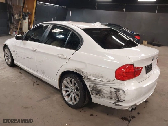 2011 BMW 3 Series 328i xDrive with VIN WBAPK5C5XBA658075, listed as a IAAI auction lot 41998069 with 92,562 mi miles. Bid and sale history available at carsss.com. Image 3.