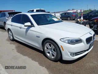 2013 BMW 5 Series 528i xDrive z VIN WBAXH5C5XDDW16893, wystawiony jako IAAI lot #42316961 z przebiegiem 173 300 mil mil oraz . Historia ofert i sprzedaży dostępna na DreamBid. Obrazek 1.