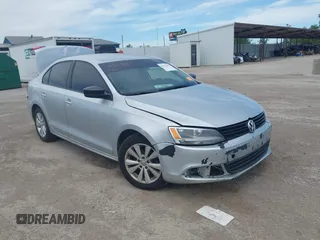 2014 Volkswagen Jetta S z VIN 3VW2K7AJ0EM208934, wystawiony jako IAAI lot #42321800 z przebiegiem 106 551 mil mil oraz . Historia ofert i sprzedaży dostępna na DreamBid. Obrazek 1.