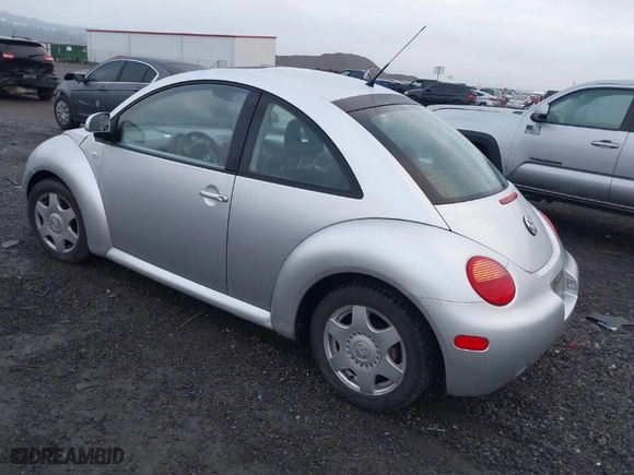 2000 Volkswagen New Beetle GLX with VIN 3VWDD21C6YM469268, listed as a IAAI auction lot 41208322 with 169,546 mi miles. Bid and sale history available at carsss.com. Image 3.