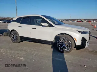2024 BMW iX xDrive50 z VIN WB523CF08RCP70639, wystawiony jako Copart lot #46369565 z przebiegiem 13 783 mil mil oraz Czysty tytuł • Clean title. Historia ofert i sprzedaży dostępna na DreamBid. Obrazek 4.