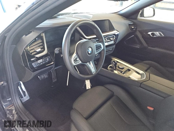 2025 BMW Z4 sDrive30i z VIN WBAHF3C01SWY40624, wystawiony jako Copart lot #85969224 z przebiegiem Nie podano mil oraz Czysty tytuł • Clean title. Historia ofert i sprzedaży dostępna na DreamBid. Obrazek 8.
