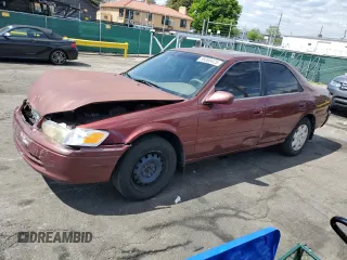 2000 Toyota Camry CE z VIN JT2BG22K4Y0449443, wystawiony jako Copart lot #58268475 z przebiegiem 292 853 mil mil oraz Szkoda całkowita • Salvage title. Historia ofert i sprzedaży dostępna na DreamBid. Obrazek 1.
