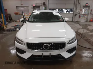 2020 Volvo V60 Cross Country with VIN YV4102WK0L1037649, listed as a IAAI auction lot 41043003 with 103,613 mi miles. Bid and sale history available at carsss.com. Image 12.