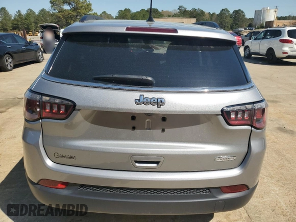 2020 Jeep Compass Latitude z VIN 3C4NJCBBXLT205996, wystawiony jako Copart lot #50507825 z przebiegiem Nie podano mil oraz Szkoda całkowita • Salvage title. Historia ofert i sprzedaży dostępna na DreamBid. Obrazek 6.