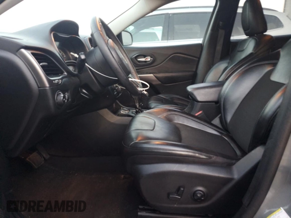 2019 Jeep Cherokee Latitude Plus z VIN 1C4PJLLBXKD482756, wystawiony jako Copart lot #61770445 z przebiegiem 79 048 mil mil oraz Szkoda całkowita • Salvage title. Historia ofert i sprzedaży dostępna na DreamBid. Obrazek 7.