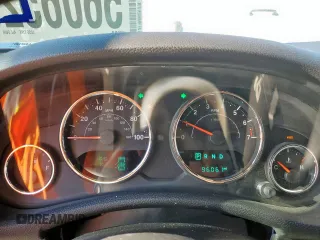 2016 Jeep Wrangler Unlimited Sahara z VIN 1C4HJWEG6GL218719, wystawiony jako Copart lot #56065235 z przebiegiem 96 061 mil mil oraz Szkoda całkowita • Salvage title. Historia ofert i sprzedaży dostępna na DreamBid. Obrazek 9.
