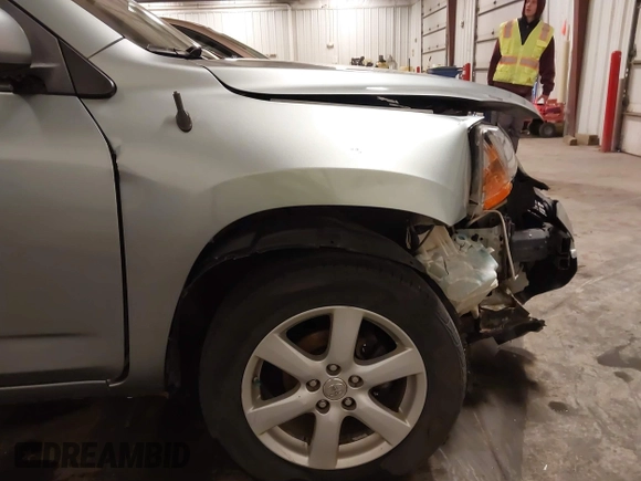 2007 Toyota RAV4 Limited with VIN JTMZD31V975061545, listed as a IAAI auction lot 41710996 with 196,998 mi miles. Bid and sale history available at carsss.com. Image 19.