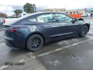 2025 Tesla Model 3 Long Range z VIN 5YJ3E1EB4SF874936, wystawiony jako IAAI lot #41157464 z przebiegiem 5331 mil mil oraz . Historia ofert i sprzedaży dostępna na DreamBid. Obrazek 4.