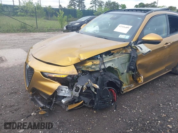 2022 Alfa Romeo Stelvio Veloce z VIN ZASPAKBNXN7D26328, wystawiony jako IAAI lot #42326409 z przebiegiem 42 494 mil mil oraz . Historia ofert i sprzedaży dostępna na DreamBid. Obrazek 6.