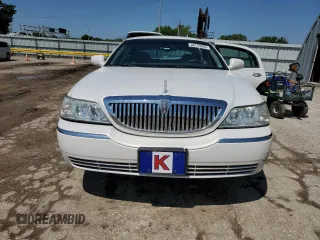 2003 Lincoln Town Car Signature z VIN 1LNHM82W43Y618527, wystawiony jako Copart lot #56135055 z przebiegiem 135 847 mil mil oraz Szkody całkowita. Historia ofert i sprzedaży dostępna na DreamBid. Obrazek 5.