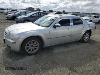 2008 Chrysler 300 Touring z VIN 2C3LA53GX8H238143, wystawiony jako Copart lot #56911825 z przebiegiem 177 982 mil mil oraz Czysty tytuł • Clean title. Historia ofert i sprzedaży dostępna na DreamBid. Obrazek 1.