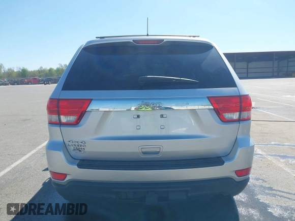 2011 Jeep Grand Cherokee Laredo z VIN 1J4RR4GGXBC571823, wystawiony jako IAAI lot #42093768 z przebiegiem 153 978 mil mil oraz . Historia ofert i sprzedaży dostępna na DreamBid. Obrazek 16.