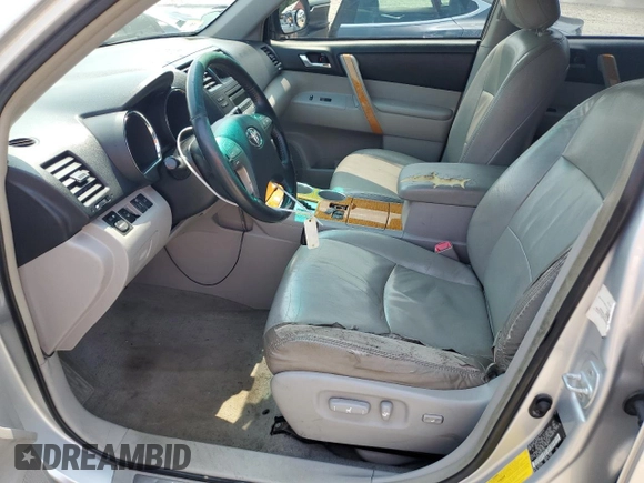 2008 Toyota Highlander z VIN JTEEW41AX82011084, wystawiony jako Copart lot #60852355 z przebiegiem 302 755 mil mil oraz Czysty tytuł • Clean title. Historia ofert i sprzedaży dostępna na DreamBid. Obrazek 7.