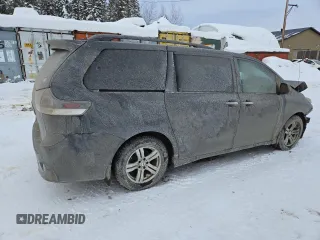 2013 Toyota Sienna SE z VIN 5TDXK3DC1DS363215, wystawiony jako Copart lot #43963015 z przebiegiem Nie podano mil oraz Szkoda całkowita • Salvage title. Historia ofert i sprzedaży dostępna na DreamBid. Obrazek 3.