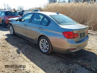 2016 BMW 3 Series 320i xDrive z VIN WBA8E5G56GNT93029, wystawiony jako IAAI lot #41652248 z przebiegiem 93 088 mil mil oraz . Historia ofert i sprzedaży dostępna na DreamBid. Obrazek 3.