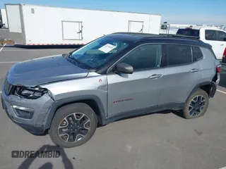 2019 Jeep Compass Trailhawk z VIN 3C4NJDDB6KT722424, wystawiony jako IAAI lot #42270528 z przebiegiem 98 007 mil mil oraz . Historia ofert i sprzedaży dostępna na DreamBid. Obrazek 6.
