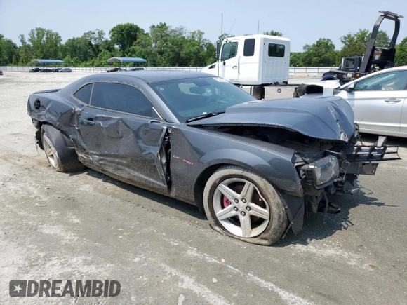 2010 Chevrolet Camaro 1LT z VIN 2G1FB1EV8A9183825, wystawiony jako Copart lot #58250375 z przebiegiem Nie podano mil oraz Czysty tytuł • Clean title. Historia ofert i sprzedaży dostępna na DreamBid. Obrazek 4.