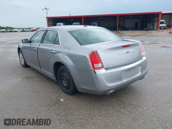 2013 Chrysler 300 z VIN 2C3CCAAG2DH572652, wystawiony jako IAAI lot #42445906 z przebiegiem 224 235 mil mil oraz . Historia ofert i sprzedaży dostępna na DreamBid. Obrazek 3.