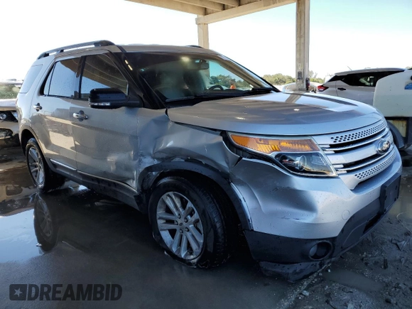 2013 Ford Explorer XLT with VIN 1FM5K7D82DGC23206, listed as a Copart auction lot 87704465 with 122,098 mi miles and Salvage Title. Bid and sale history available at carsss.com. Image 4.