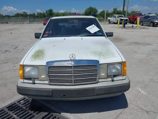 1987 Mercedes-Benz 300 z VIN WDBEB33D8HA427656, wystawiony jako IAAI lot #42281340 z przebiegiem 78 621 mil mil oraz . Historia ofert i sprzedaży dostępna na DreamBid. Obrazek 6.