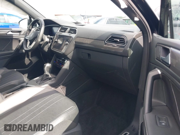 2023 Volkswagen Tiguan SE R-Line Black с VIN 3VVCB7AX3PM131427, выставлен на аукционе IAAI как лот 42314267 с пробегом 19 250 миль миль и . История ставок и продаж доступна на DreamBid. Изображение 5.