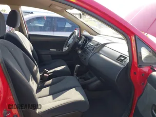 2011 Nissan Versa S z VIN 3N1BC1CP3BL512780, wystawiony jako IAAI lot #42374549 z przebiegiem 101 059 mil mil oraz . Historia ofert i sprzedaży dostępna na DreamBid. Obrazek 5.