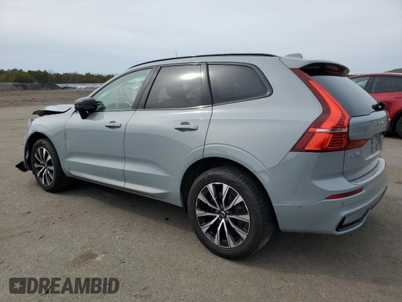 2024 Volvo XC60 Plus Dark Theme z VIN YV4L12RL3R1710498, wystawiony jako Copart lot #51565325 z przebiegiem 18 939 mil mil oraz Szkoda całkowita • Salvage title. Historia ofert i sprzedaży dostępna na DreamBid. Obrazek 2.