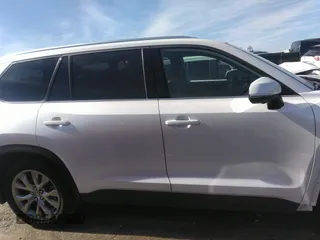 2024 Toyota Highlander XLE z VIN 5TDAAAA51RS004067, wystawiony jako IAAI lot #41421260 z przebiegiem 33 536 mil mil oraz . Historia ofert i sprzedaży dostępna na DreamBid. Obrazek 14.