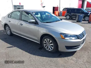 2014 Volkswagen Passat Wolfsburg Edition z VIN 1VWAT7A38EC075514, wystawiony jako IAAI lot #42032834 z przebiegiem 141 015 mil mil oraz . Historia ofert i sprzedaży dostępna na DreamBid. Obrazek 1.