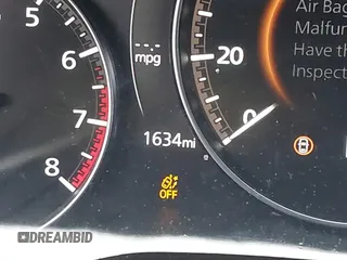 2025 Mazda CX-50 S Premium z VIN 7MMVABDM0SN316774, wystawiony jako IAAI lot #42248268 z przebiegiem 1634 mil mil oraz . Historia ofert i sprzedaży dostępna na DreamBid. Obrazek 16.