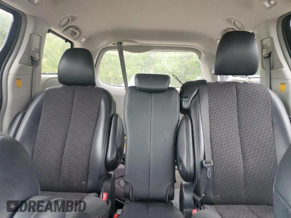 2012 Toyota Sienna SE z VIN 5TDXK3DC4CS200976, wystawiony jako Copart lot #60603595 z przebiegiem 264 300 mil mil oraz Czysty tytuł • Clean title. Historia ofert i sprzedaży dostępna na DreamBid. Obrazek 10.
