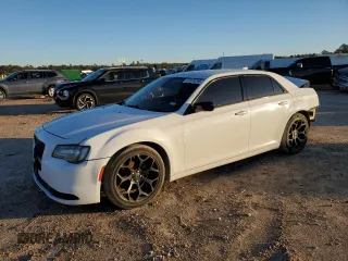2019 Chrysler 300 Touring L z VIN 2C3CCAAG2KH690634, wystawiony jako Copart lot #41578795 z przebiegiem 98 853 mil mil oraz Czysty tytuł • Clean title. Historia ofert i sprzedaży dostępna na DreamBid. Obrazek 1.