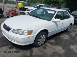 2001 Toyota Camry CE z VIN 4T1BG22KX1U767696, wystawiony jako IAAI lot #42271803 z przebiegiem 130 927 mil mil oraz . Historia ofert i sprzedaży dostępna na DreamBid. Obrazek 2.