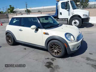 2010 MINI Hardtop z VIN WMWMF3C51ATZ62765, wystawiony jako IAAI lot #42314250 z przebiegiem 168 345 mil mil oraz . Historia ofert i sprzedaży dostępna na DreamBid. Obrazek 1.