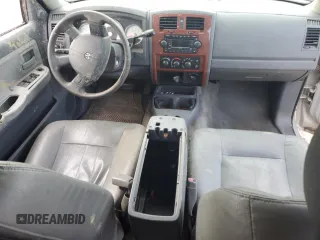 2005 Dodge Dakota SLT z VIN 1D7HW48K85S226691, wystawiony jako Copart lot #59007185 z przebiegiem Nie podano mil oraz Czysty tytuł • Clean title. Historia ofert i sprzedaży dostępna na DreamBid. Obrazek 8.