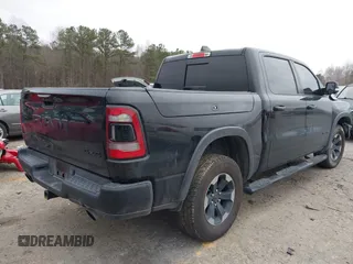 2019 Ram 1500 Rebel z VIN 1C6SRFLT1KN722064, wystawiony jako IAAI lot #41513201 z przebiegiem 113 559 mil mil oraz . Historia ofert i sprzedaży dostępna na DreamBid. Obrazek 4.