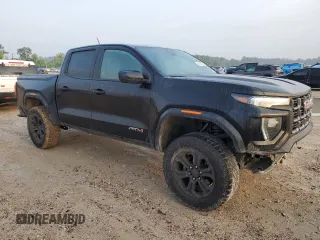 2024 GMC Canyon 4WD AT4 z VIN 1GTP6DEK5R1109902, wystawiony jako Copart lot #54504725 z przebiegiem 28 350 mil mil oraz Szkoda całkowita • Salvage title. Historia ofert i sprzedaży dostępna na DreamBid. Obrazek 4.