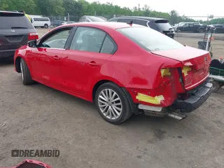 2015 Volkswagen Jetta SE z VIN 3VWD17AJ7FM204019, wystawiony jako IAAI lot #42279830 z przebiegiem 115 901 mil mil oraz . Historia ofert i sprzedaży dostępna na DreamBid. Obrazek 3.