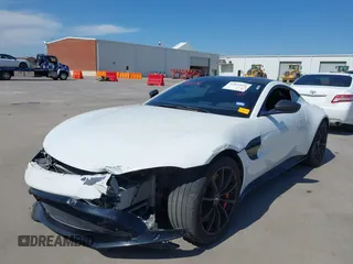 2019 Aston Martin Vantage z VIN SCFSMGAW4KGN01848, wystawiony jako IAAI lot #42032076 z przebiegiem 54 469 mil mil oraz . Historia ofert i sprzedaży dostępna na DreamBid. Obrazek 2.