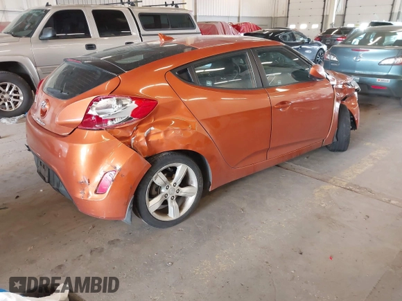 2013 Hyundai Veloster w/Black Int z VIN KMHTC6AD3DU143656, wystawiony jako IAAI lot #42139839 z przebiegiem 121 392 mil mil oraz . Historia ofert i sprzedaży dostępna na DreamBid. Obrazek 4.