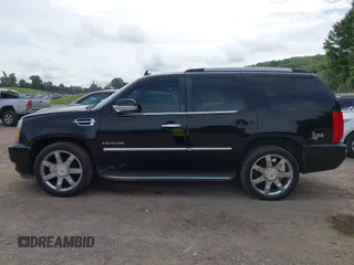 2011 Cadillac Escalade Luxury z VIN 1GYS4BEF9BR189357, wystawiony jako IAAI lot #42491668 z przebiegiem 227 569 mil mil oraz . Historia ofert i sprzedaży dostępna na DreamBid. Obrazek 14.