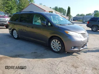 2012 Toyota Sienna XLE z VIN 5TDDK3DC9CS036692, wystawiony jako IAAI lot #42861841 z przebiegiem 122 070 mil mil oraz . Historia ofert i sprzedaży dostępna na DreamBid. Obrazek 1.