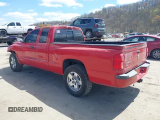 2005 Dodge Dakota SLT z VIN 1D7HE42K65S270202, wystawiony jako IAAI lot #41979560 z przebiegiem 35 508 mil mil oraz . Historia ofert i sprzedaży dostępna na DreamBid. Obrazek 3.