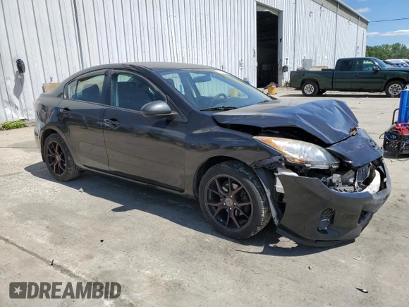 2013 Mazda 3 i Sport z VIN JM1BL1U78D1790175, wystawiony jako Copart lot #57776735 z przebiegiem 148 018 mil mil oraz Szkoda całkowita • Salvage title. Historia ofert i sprzedaży dostępna na DreamBid. Obrazek 4.
